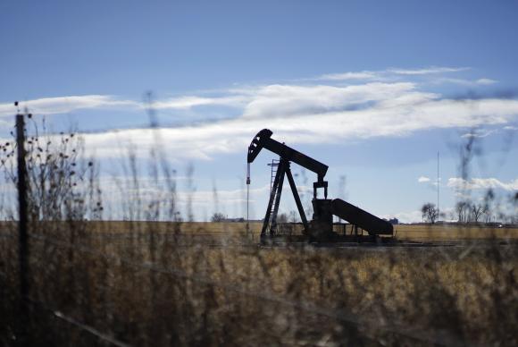 Oil Drops Under $62 due to Strong Dollar and Libyan Output