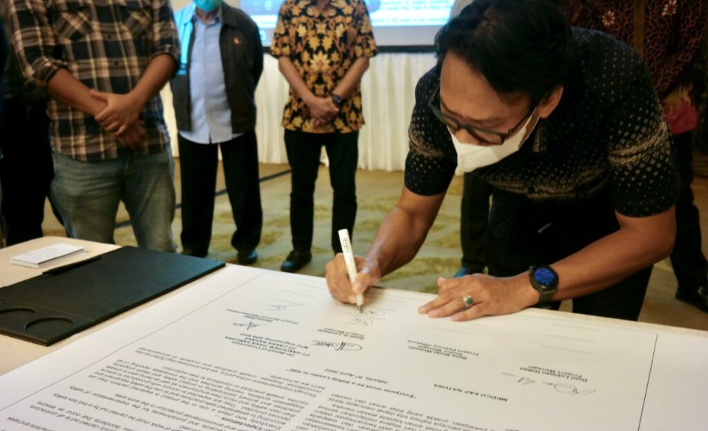 Contract-signing-Source-MTC-1024x623.jpeg